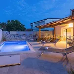 Villa Oasis House With Pool Near Center