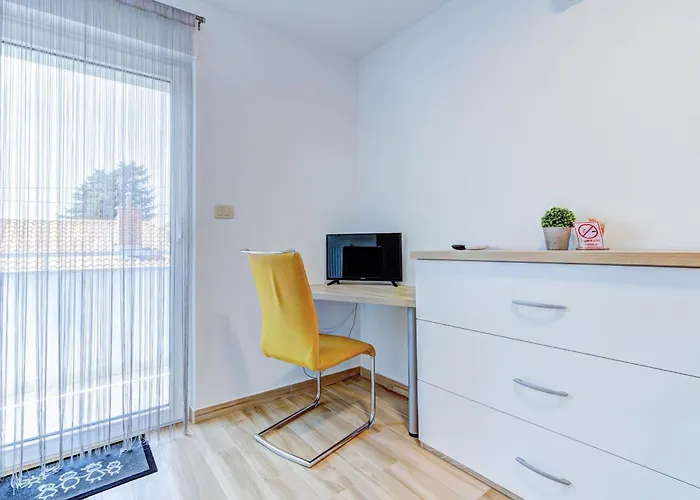 Oasis House With Pool Near Center 노비비노돌스키