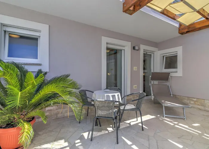 Oasis House With Pool Near Center *