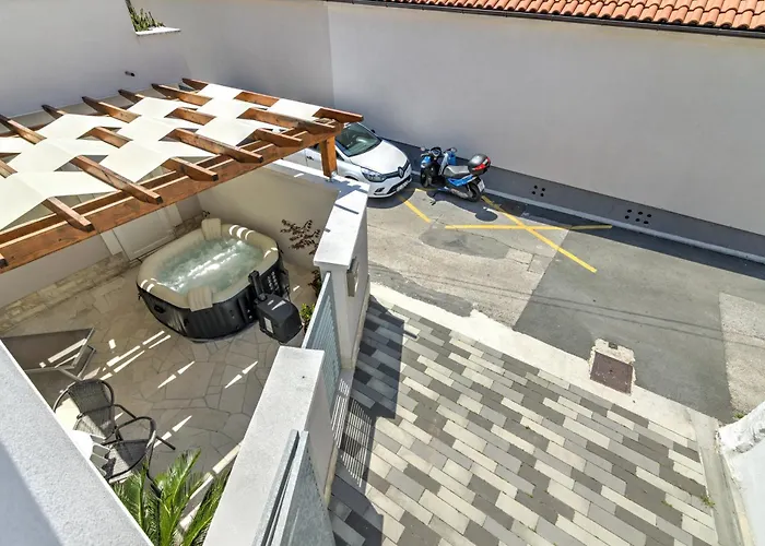 Oasis House With Pool Near Center *