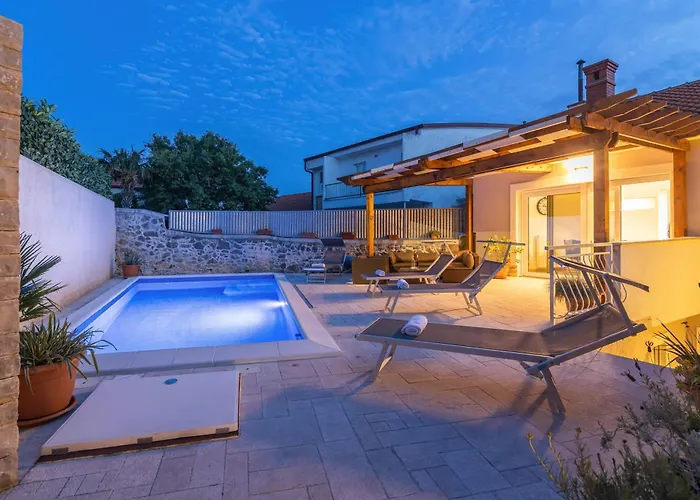 Villa Oasis House With Pool Near Center