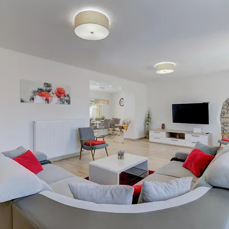 Willa Oasis House With Pool Near Center