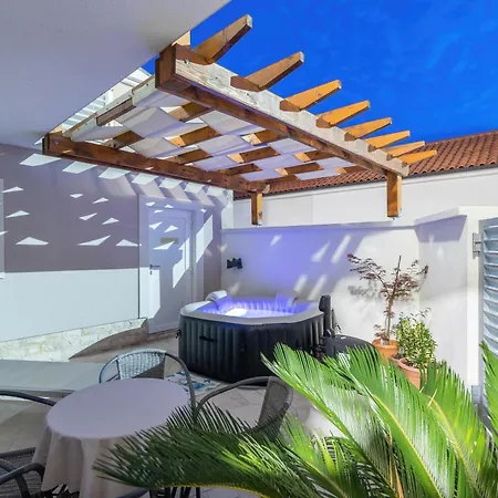 Oasis House With Pool Near Center