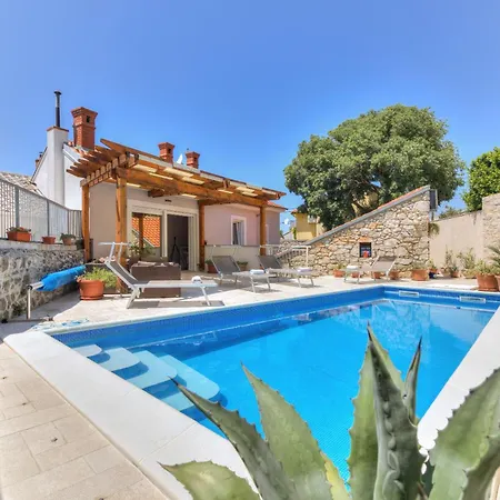 Oasis House With Pool Near Center Willa