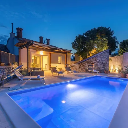 Willa Oasis House With Pool Near Center