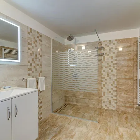 Oasis House With Pool Near Center Vilă *