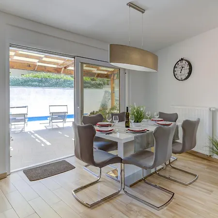 Willa Oasis House With Pool Near Center Novi Vinodolski