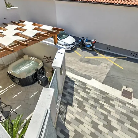 Oasis House With Pool Near Center *