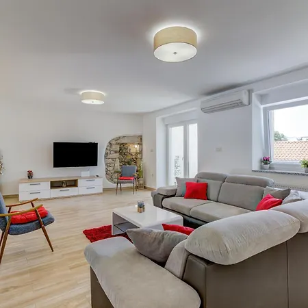 Oasis House With Pool Near Center *