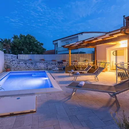 Willa Oasis House With Pool Near Center