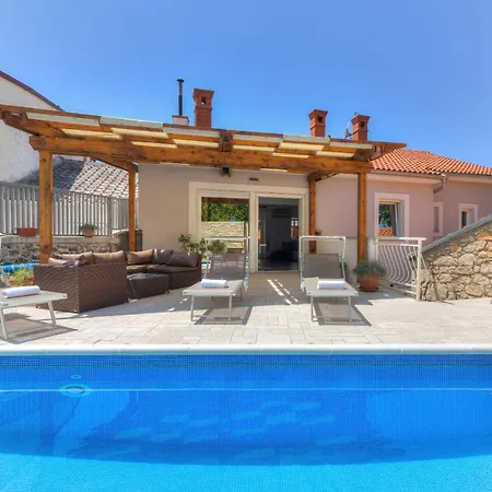 Oasis House With Pool Near Center Willa Novi Vinodolski