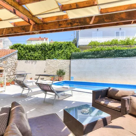 Oasis House With Pool Near Center Vilă *
