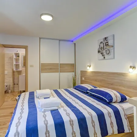 Vilă Oasis House With Pool Near Center