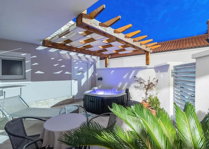 Oasis House With Pool Near Center