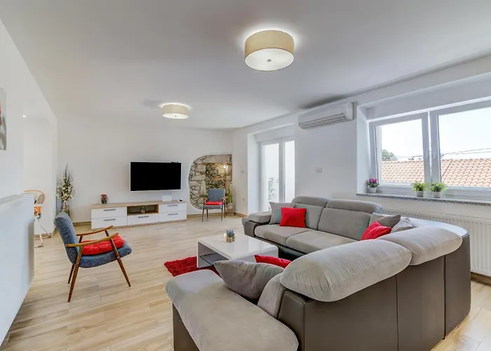 Oasis House With Pool Near Center *